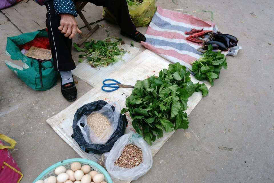 女摊主遭遇欺凌背后的真相，摆拍背后的故事与反思