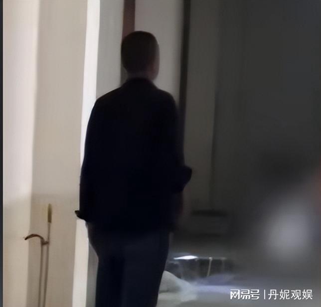 男子男寝偷拍洗澡事件曝光，引发校方回应与反思