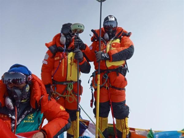 珠峰大本营遭遇地震，亲历者惊险记录车狂摇瞬间